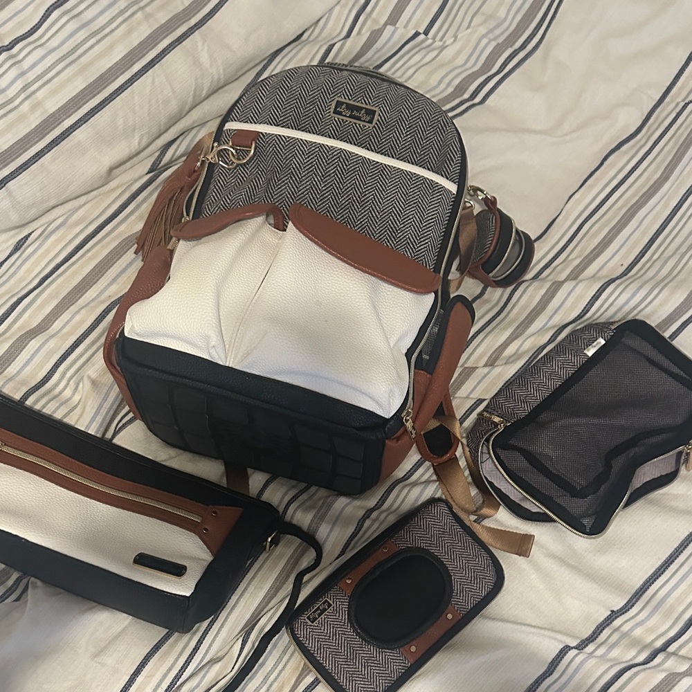 Itsy Ritzy Coffee and Cream diaper bag and accessories